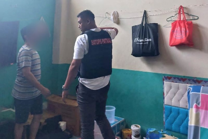 Razia Kamar Napi Koruptor, Petugas Rutan Kelas II B Padang Temukan Ponsel