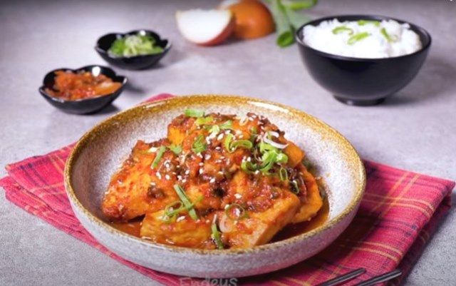 Para vegetarian harus mencoba resep ini ya. Tahu bumbu pedas dubu jorim. (Foto: Dok. Endeus TV)