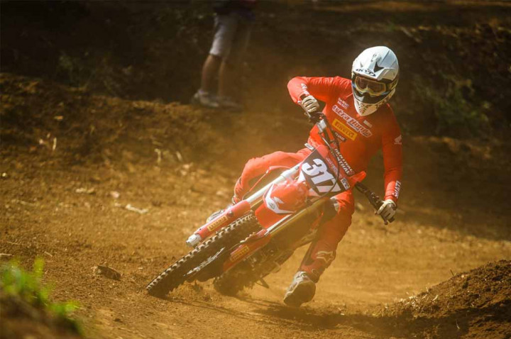 Ramzidan Betot CRF250 ke Podium Tertinggi di Kejurnas Motocross 2023