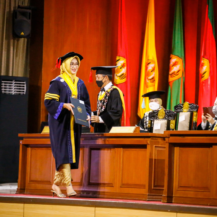 Penuh Kebahagiaan, Airin Rachmi Diany Wisuda S3 di Unpad
