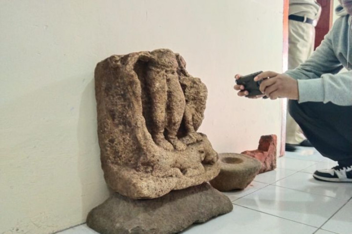 Warga Trenggalek Temukan Benda Purbakala Berbentuk Potongan Arca