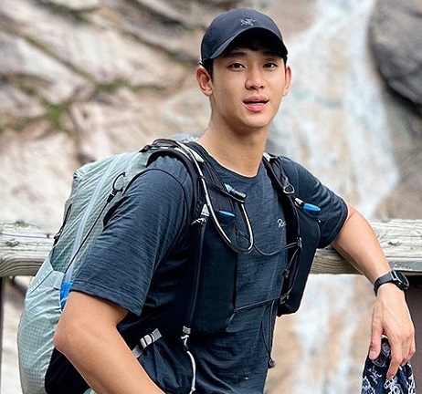 Hobi Bersepeda dan Hiking, Ini Sederet Gaya Sporty Kim Soo Hyun, Macho Banget!