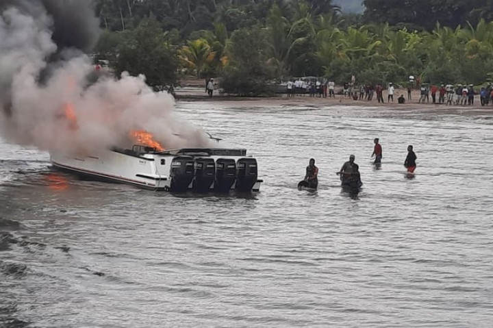 Perahu Motor Bupati Teluk Wondama Terbakar, 1 Tewas