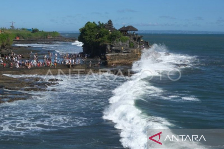 Waspada! Gelombang 2 Meter di Objek Wisata Tanah Lot Bali