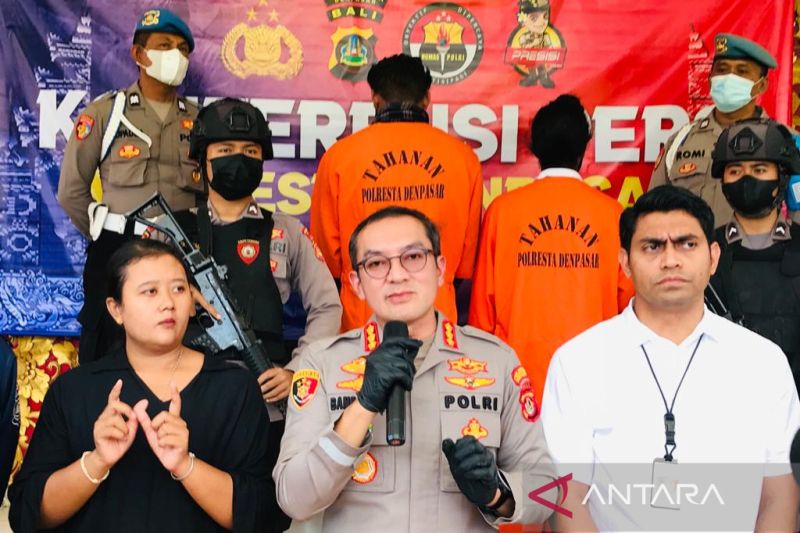 Kapolresta Denpasar Kombes Pol. Bambang Yugo Pamungkas (tengah) didampingi Kasatreskrim Polresta Denpasar Kompol Losa Lusiano Araujo (kanan) memberikan keterangan pers terkait pengungkapan kasus pembunuhan terhadap WNI oleh dua WNA asal India di Denpasar,