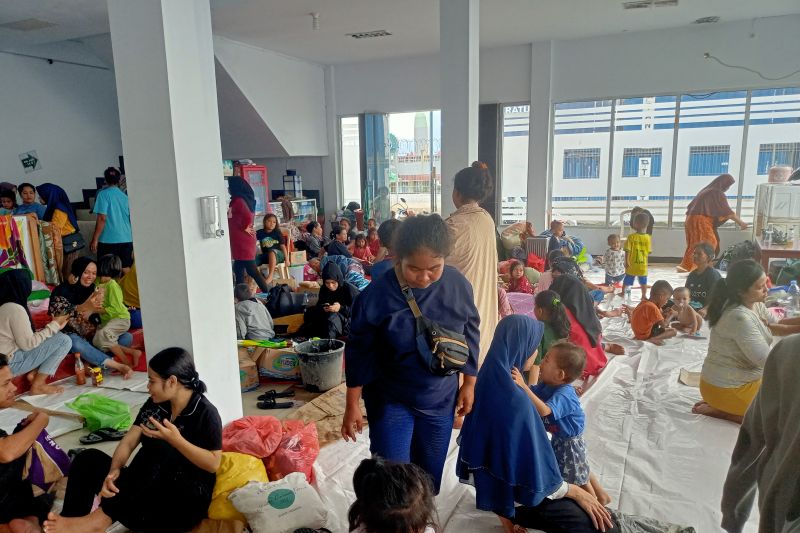 Para pengungsi kebakaran di ruang tunggu pelabuhan Slamet Riyadi Ambon, Provinsi Maluku, Selasa (16/5/2023) (FOTO ANTARA/DedyAzis)