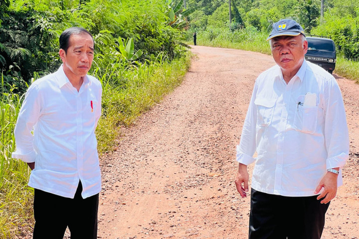 Setelah Lampung, Jokowi Cek Jalan Rusak di Jambi dengan Mobil Indonesia 1