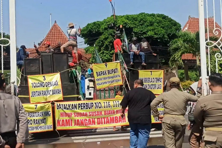 Ratusan Pemungut Sampah Unjuk Rasa Tolak Perbup Biaya Pengelolaan Sampah di Sidoarjo