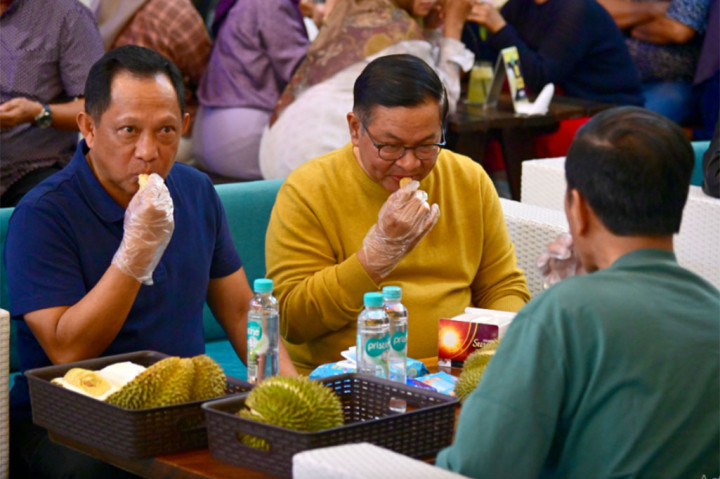 Momen Jokowi Traktir Durian Usai Timnas Juara SEA Games 2023