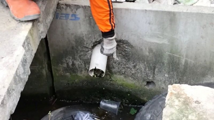 Bersihkan Saluran Air, Petugas PPSU Temukan Jenazah Bayi Terbungkus <i>Sweater</i>