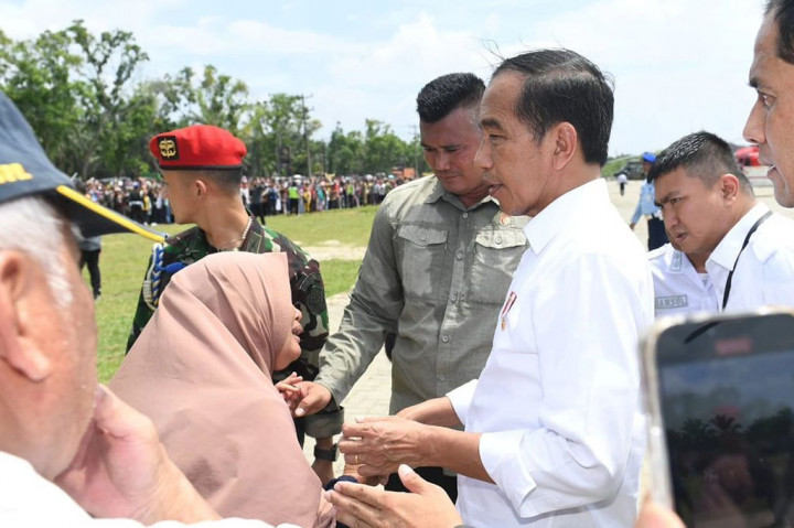 Presiden Sapa Warga di Helipad Alun-alun Aek Kanopan