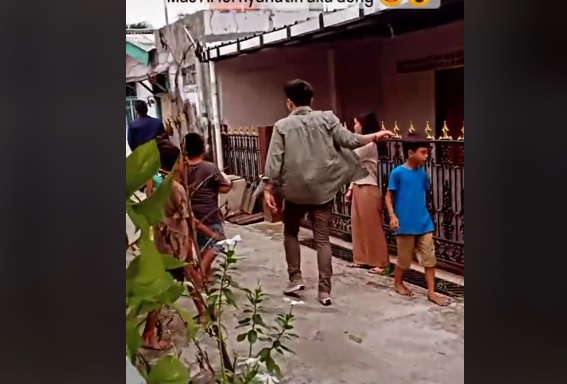 Viral Ariel Noah Main Bola Bareng Bocah di Gang Sempit Depok