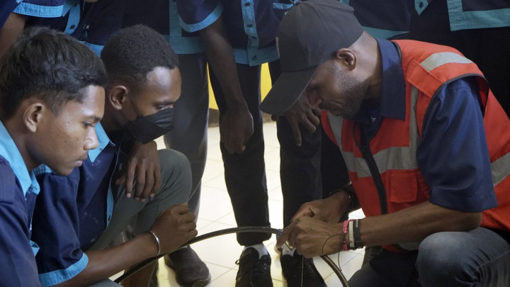 Perluas Jangkauan Internet, Fiber Optik Dikenalkan ke Indonesia Timur