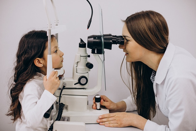 Menurut dr. Devy Mandagi anak-anak tidak dianjurkan untuk melakukan lasik. (Foto: Ilustrasi/Dok. Freepik.com)
