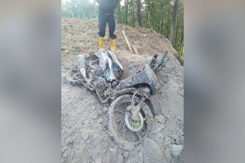  Sepeda motor yang tertimbun material longsor yang terjadi di Jalan Trans Sulawesi Tator-Mamasa. ANTARA Foto/HO-Dok.Pribadi Masyarakat