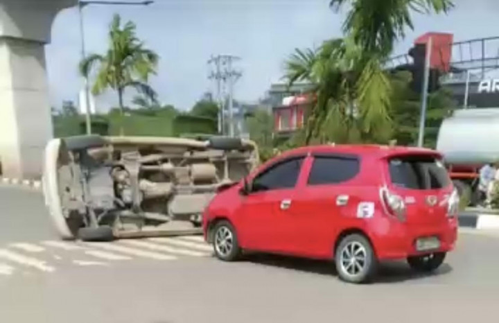 Ambulans Pembawa Jenazah di Palembang Kecelakaan