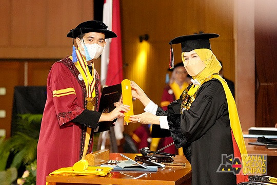 Jalan Mulus Ners Rohman Kuliah Berkat Bidikmisi hingga Jadi Wisudawan Terbaik Unpad
