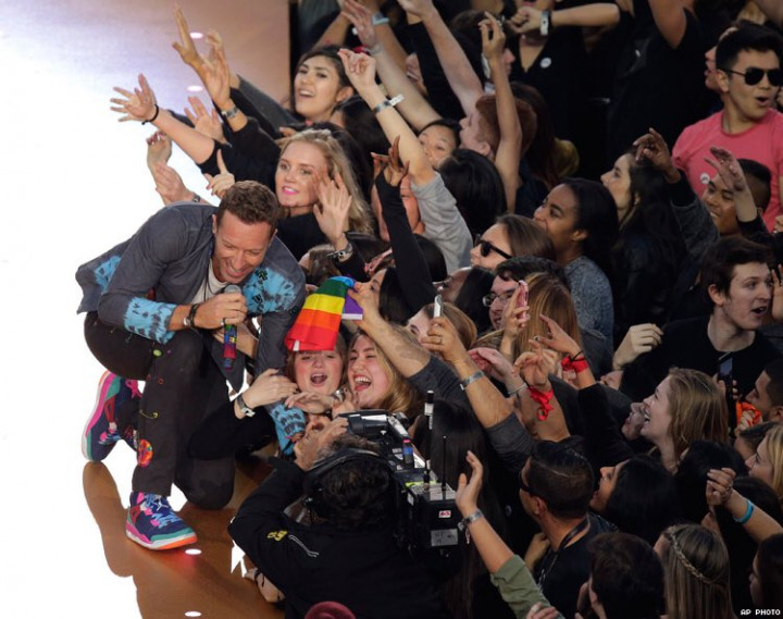 Kerap Pakai Atribut Pelangi saat Konser, Benarkah Coldplay Promosikan LGBT?