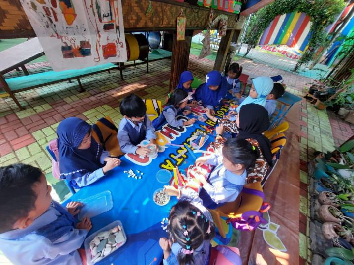 Lewat Kerikil dan Manik-Manik, Akhiri Miskonsepsi Calistung ala TK Cikal Cahaya