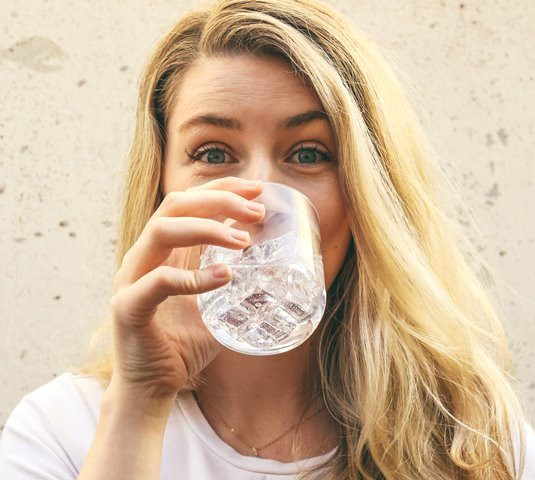 Simak beberapa efek minum air dingin di cuaca panas. (Foto: Ilustrasi/Dok. Unsplash.com)