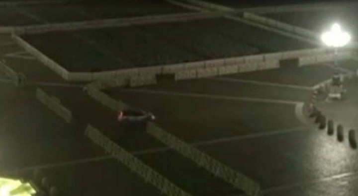 Serbu Gerbang Istana Vatikan, Sebuah Mobil Ditembaki Penjaga