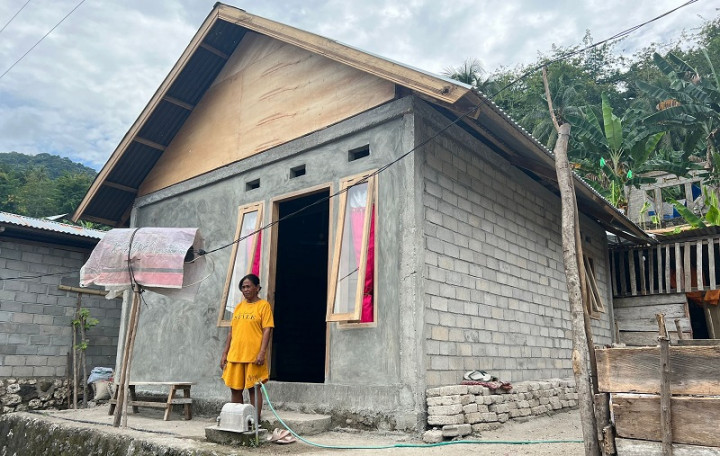 Lansia di Kabupaten Bone Bolango Terima Bantuan Bedah Rumah