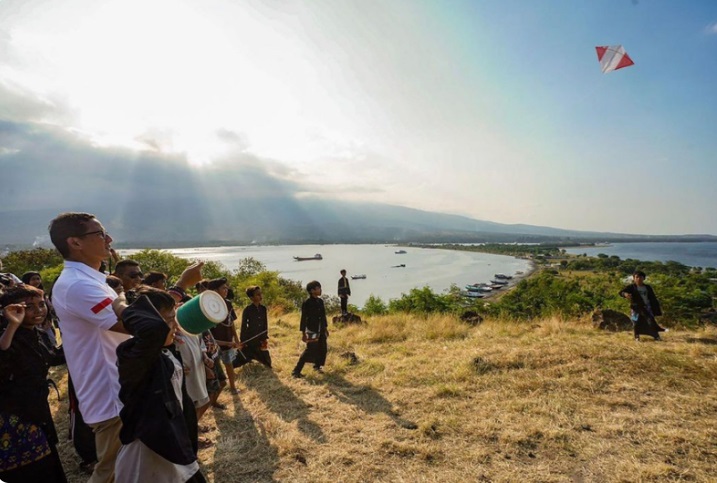 Menparekraf Sandiaga Uno saat berada di Desa Wisata Labuhan Lombok. Foto: Kemenparekraf