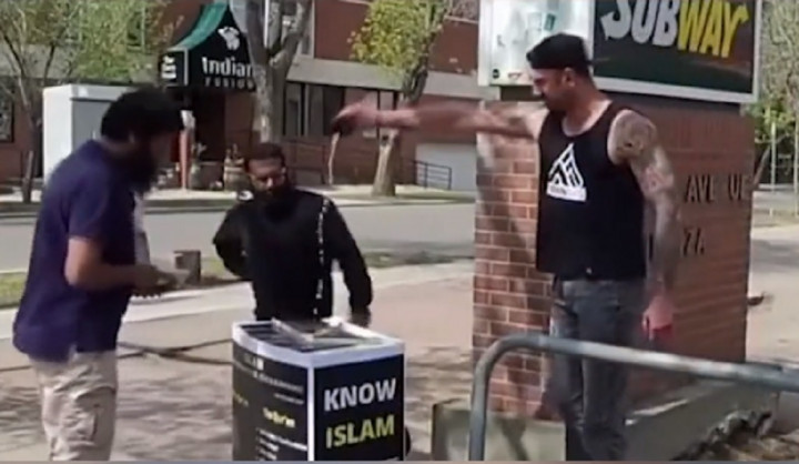 Parah! Seorang Pria Rusak Al-Qur'an di Stan Informasi Islam Kanada