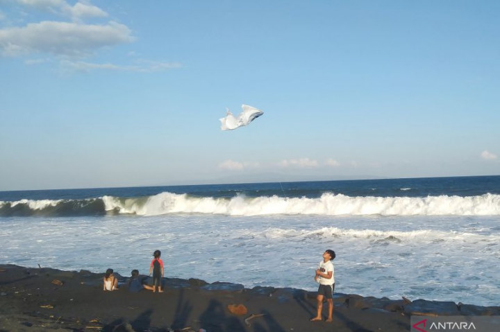 Waspada! Gelombang 2,5 Meter Objek Wisata Pantai di Bali