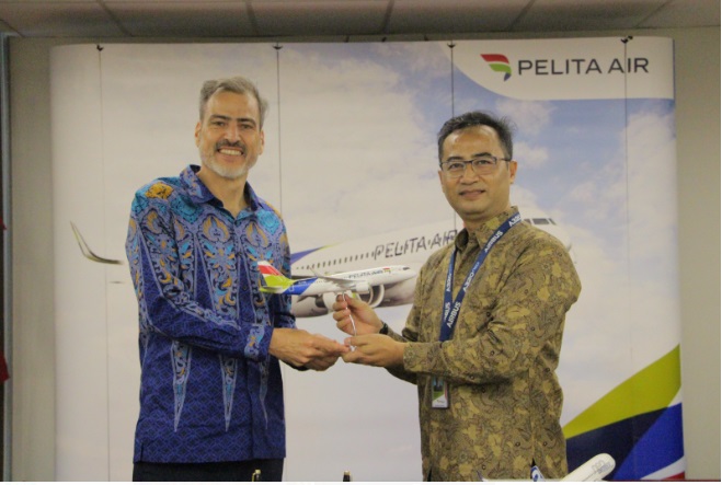 Chief Commercial Officer NAVBLUE Briac Kerihuel dan Direktur Utama Pelita Air dan Direktur Operasional Berjadwal Pelita Air Heru Susilo saat penyerahan rekognisi dari NAVBLUE di Jakarta, Rabu (17/5/2023).