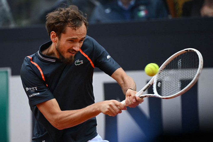 Kalahkan Tsitsipas, Medvedev Hadapi Rune di Final Italian Open