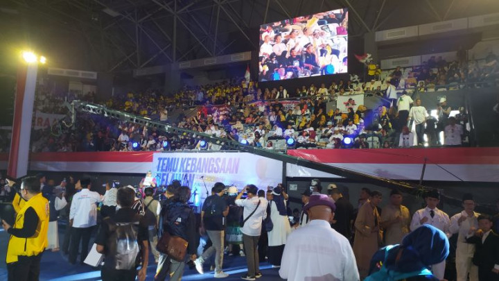 Relawan Anies Penuhi Tennis Indoor GBK Senayan, Ada Apa?