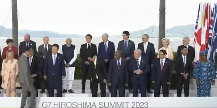 Momen Unik Ketika PM Jepang Panggil Jokowi untuk Berfoto Bersama