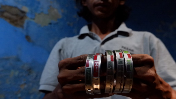 Gelang Penanda Jemaah Haji Indonesia Hasil Tangan Terampil Subandi
