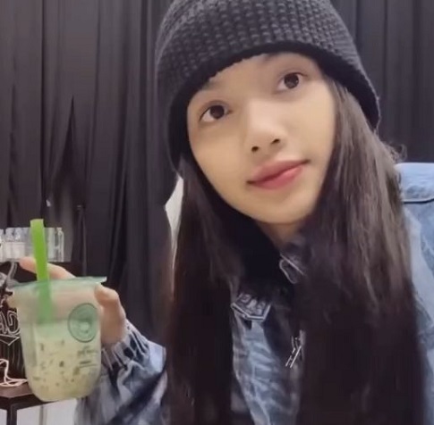 Lisa BLACKPINK Ketahuan Minum Es Cendol saat Konser di Jakarta, Melokal Banget!