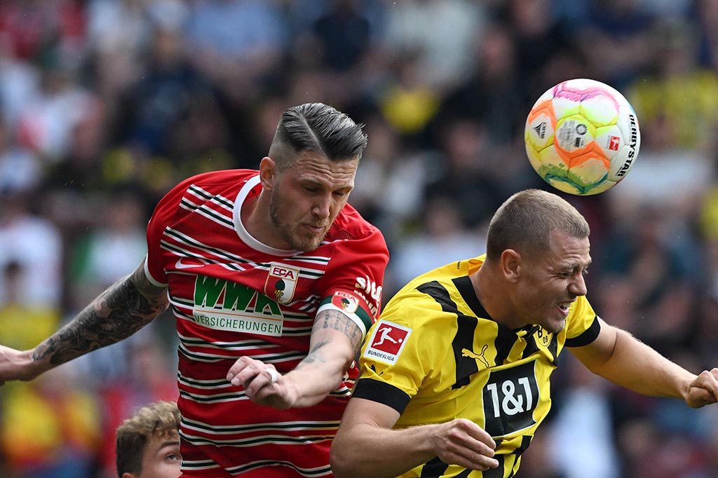 Liga Jerman: Hajar Augsburg 3-0, Dortmund Puncaki Klasemen