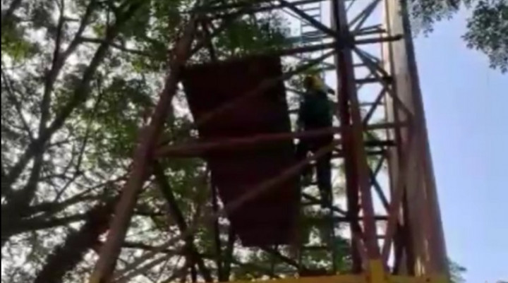 Terjebak di Atas Menara 8 Meter, Bocah di Bangkalan Menangis Histeris
