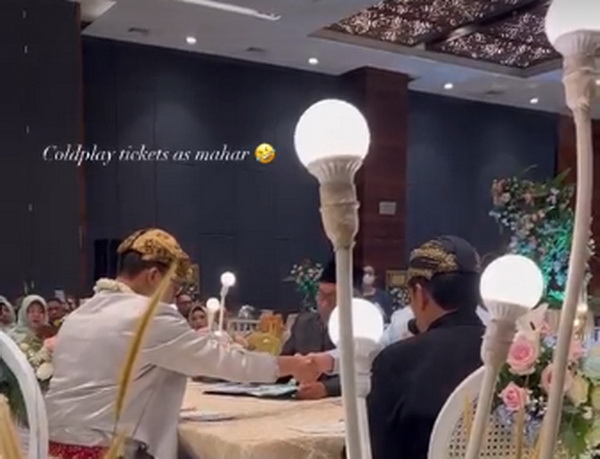 Gokil! Pasangan Ini Jadikan Tiket Konser Coldplay Mahar Pernikahan