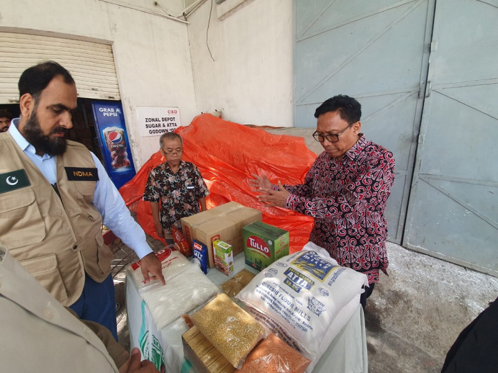 Konjen RI Dampingi Penyerahan 15.900 Paket Makanan ke Korban Banjir Pakistan