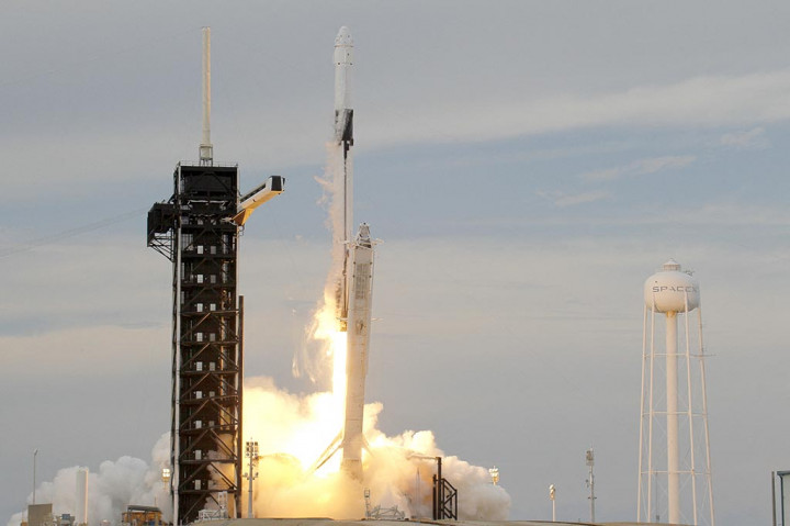 Roket dengan Dua Astronaut Saudi Diluncurkan ke ISS