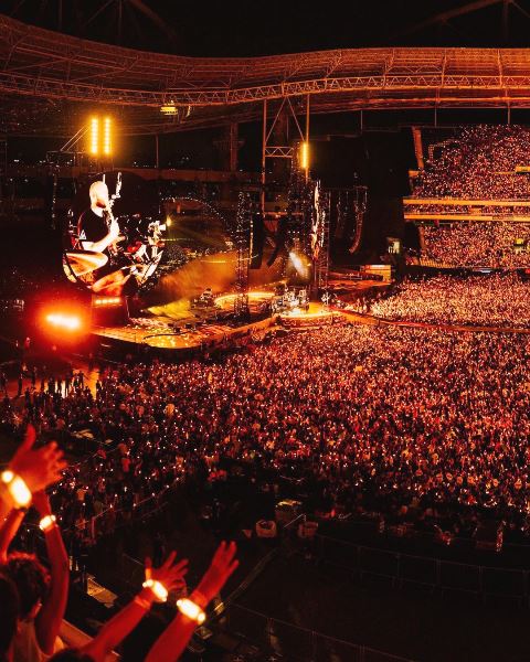 Sandiaga menyayangkan oknum yang telah memanfaatkan momentum untuk kepentingan keuntungan sendiri dalam penjualan tiket Coldplay. (Foto: Dok. Anna Lee - Music + Portrait Photographer/Instagram Coldplay/@coldplay)