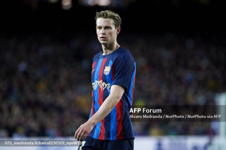 Tegas Tolak MU, De Jong Ingin Selamanya di Barcelona