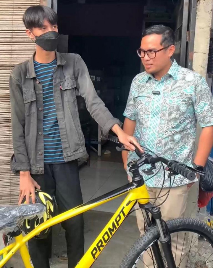 Jalan Kaki ke Sekolah Sejauh 12 Km, Viky Pelajar Tangsel Terima Bantuan Sepeda dari Pilar Saga