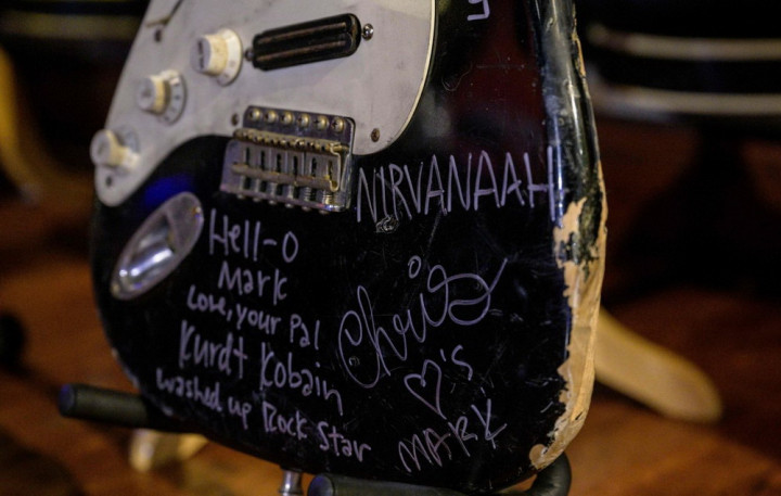 Gitar yang Pernah Dibanting Kurt Cobain Laku Rp8,9 Miliar dalam Acara Lelang