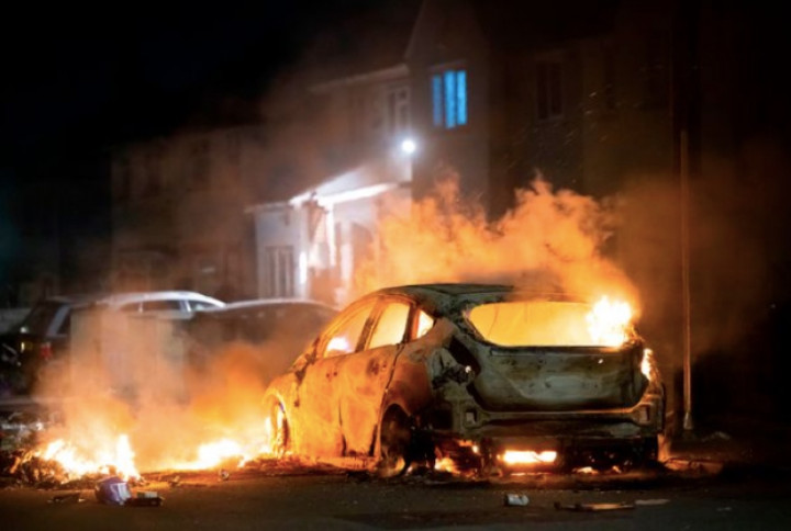 Polisi Wales Bentrok dengan Warga Usai Tewasnya Dua Remaja dalam Kecelakaan