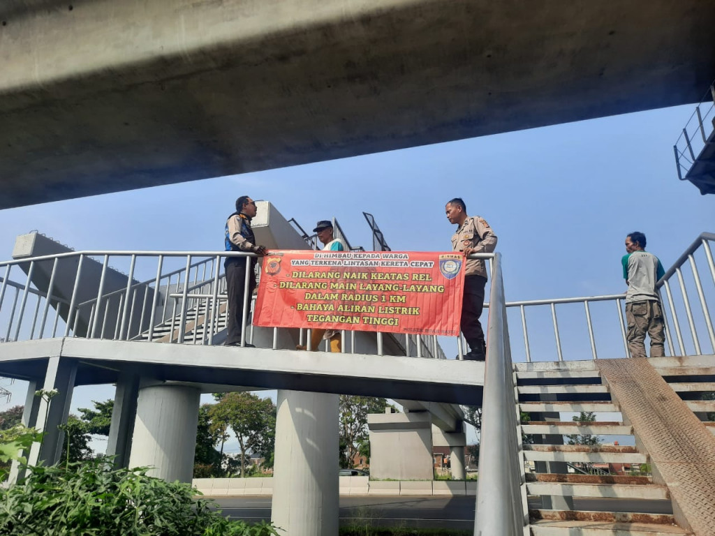 Petugas gabungan TNI-Polri lakukan pengamanan di area yang akan dilalui Kereta Cepat Jakarta Bandung (KCJB)