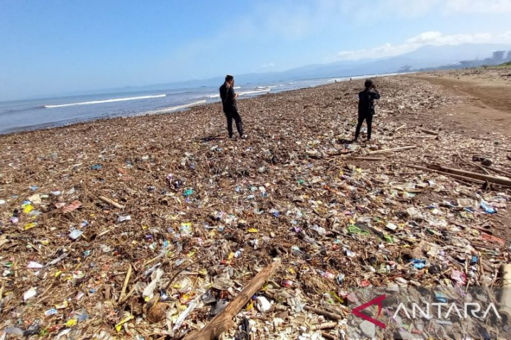 Tumpukan Sampah di Pantai Talanca Diperkirakan Mencapai 200 Ton