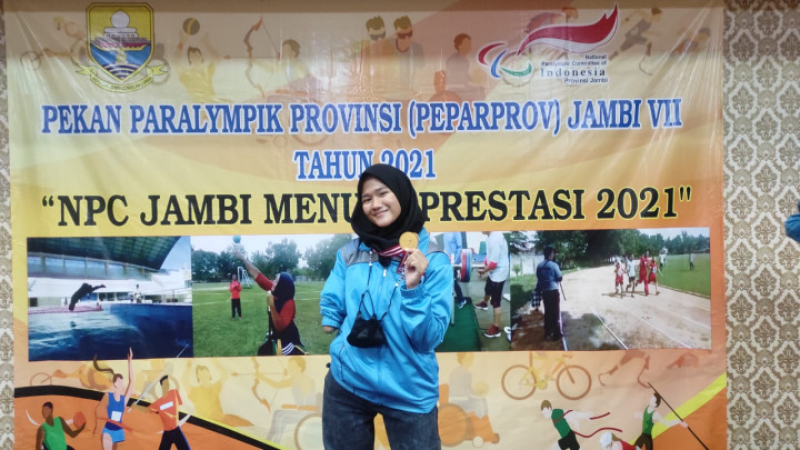 Kisah Nia, Penyandang Tuna Daksa yang Langganan Berprestasi Sejak SD