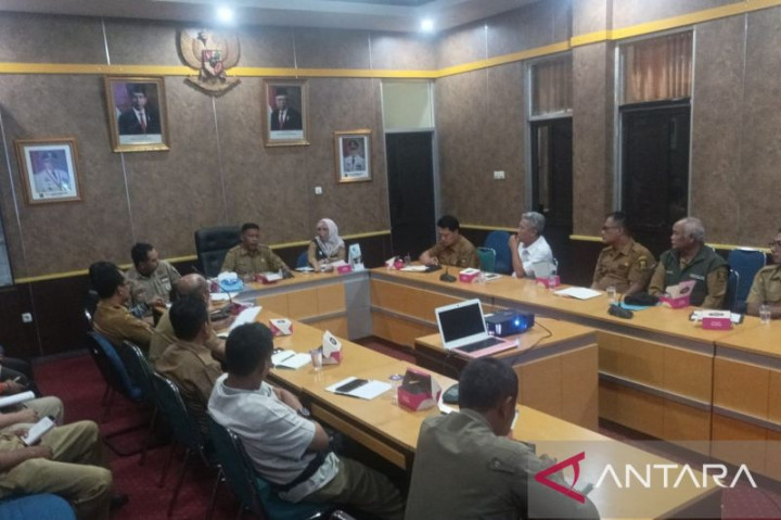 Pemkab Sukabumi Janji Atasi Sampah di Pantai Talanca