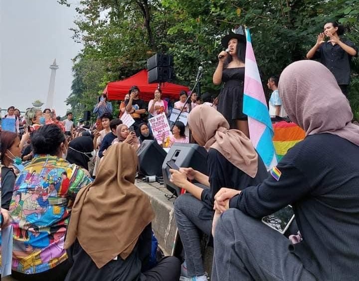 Viral Demo Pro LGBT di Monas, Netizen Salfok Ramai Wanita Berhijab